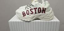 Hình ảnh có thể có: giày, văn bản cho biết 'E BOSTON'